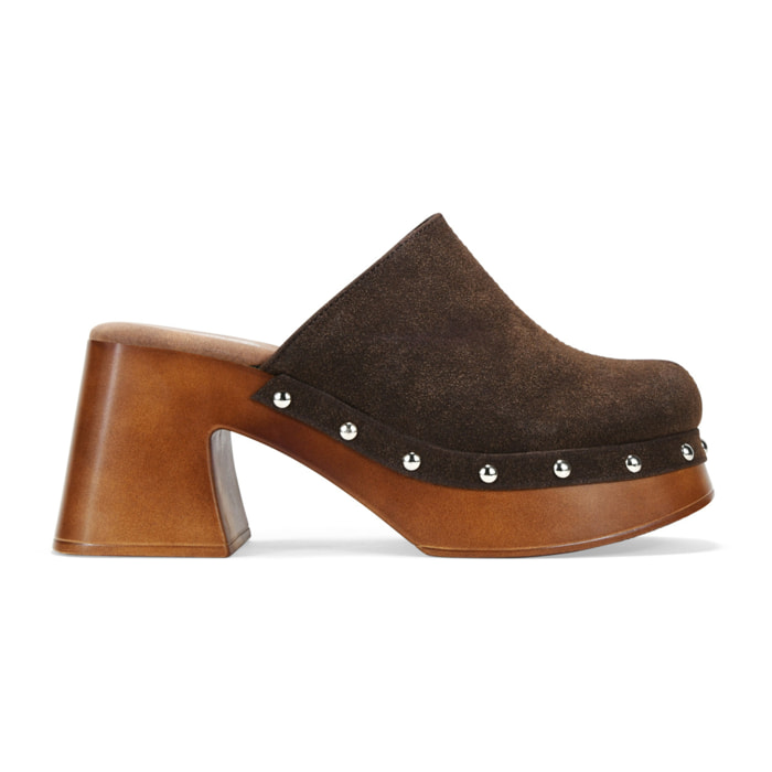 Zuecos de tacón marrones con tachas