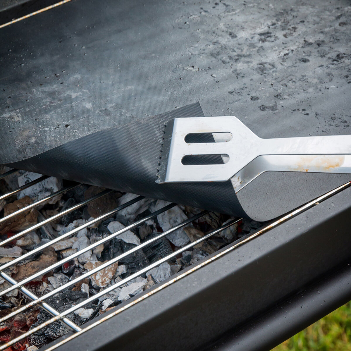 Pack 2 tapis pour four ou barbecue et barbecue pliable portable pour charbon InnovaGoods