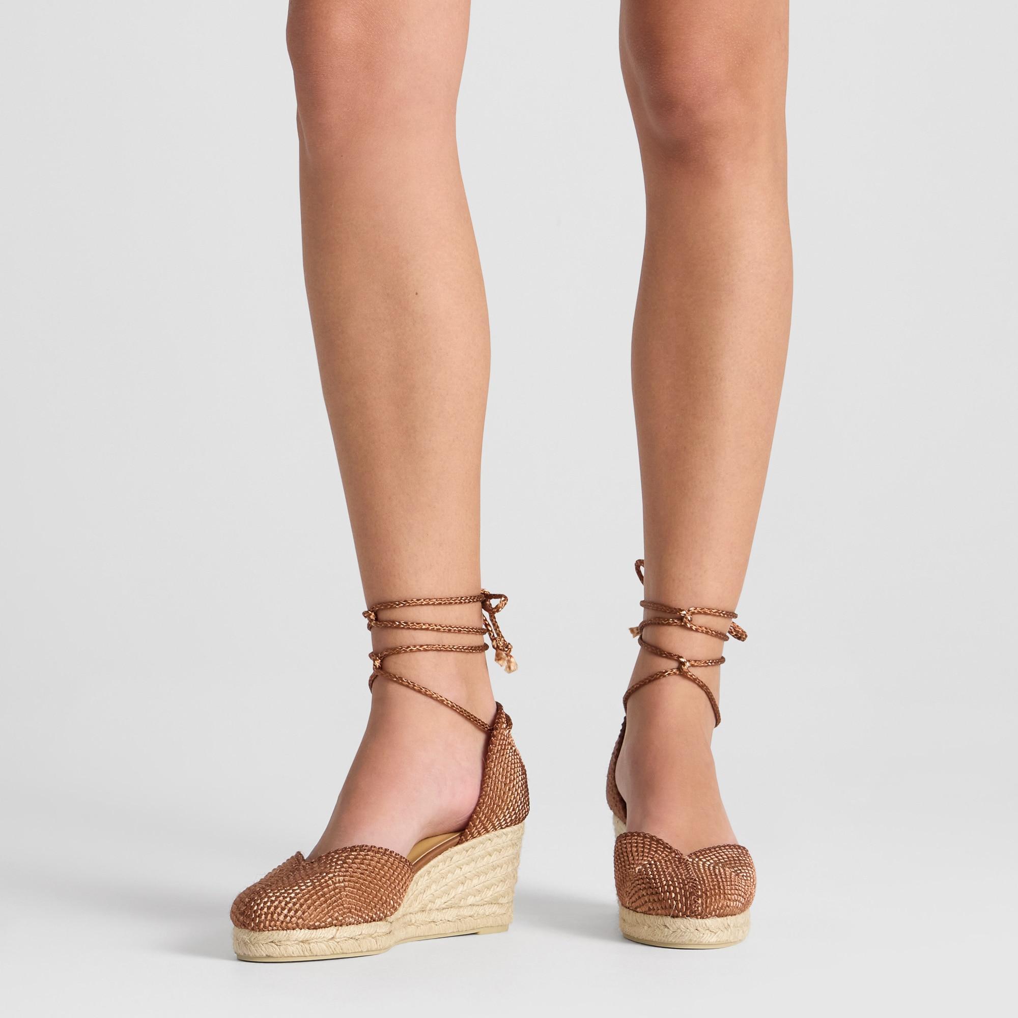 Alpargata Cora cuña de yute con rayón trenzado, cintas y escote en V con hilos metalizados