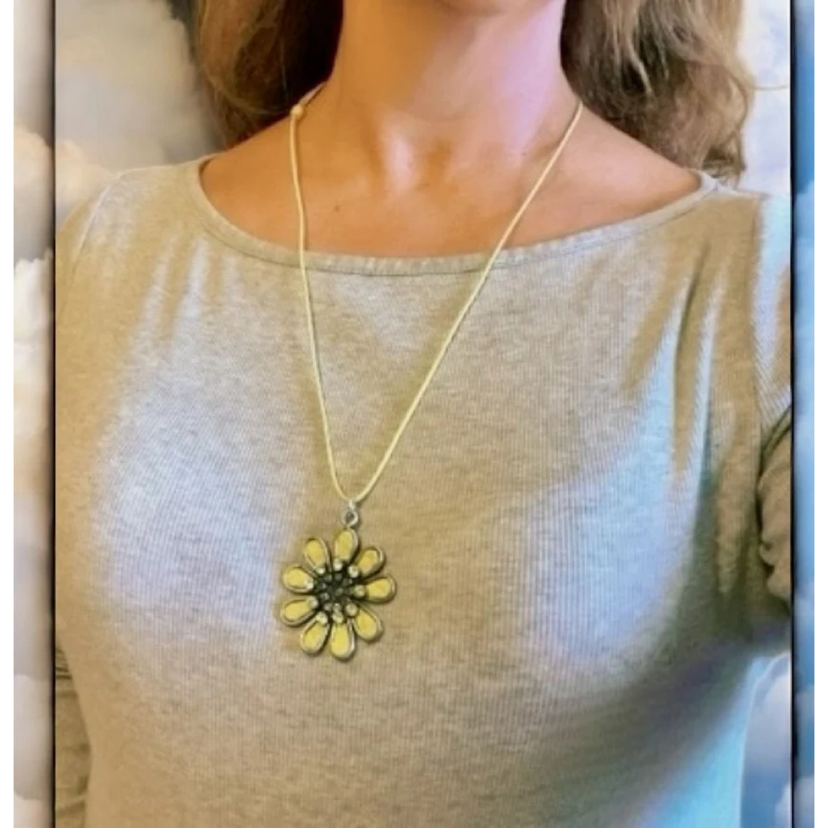 Collar largo margarita color con cristal de Sw Amarillo