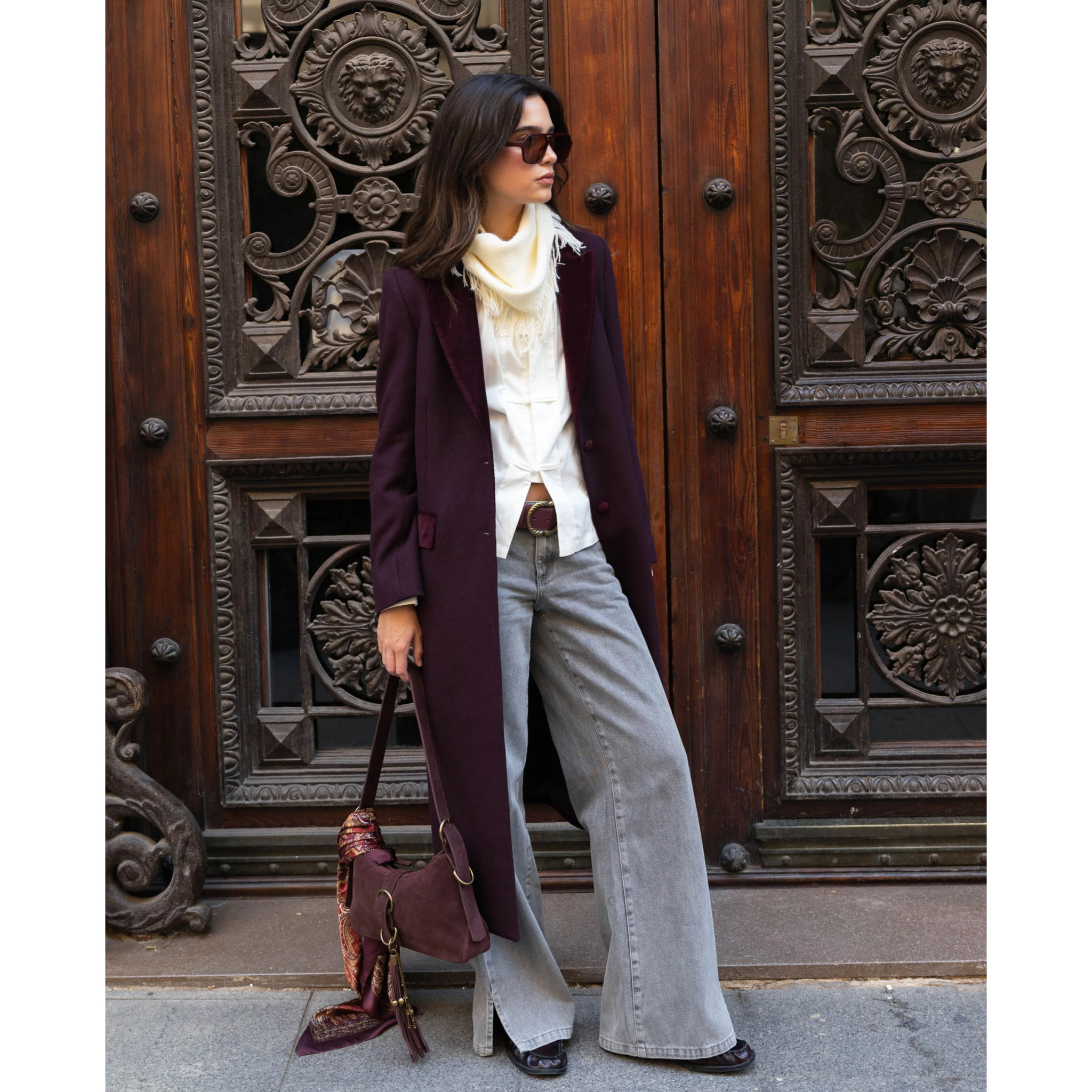 Jeans denim recto con costura delantera de mujer