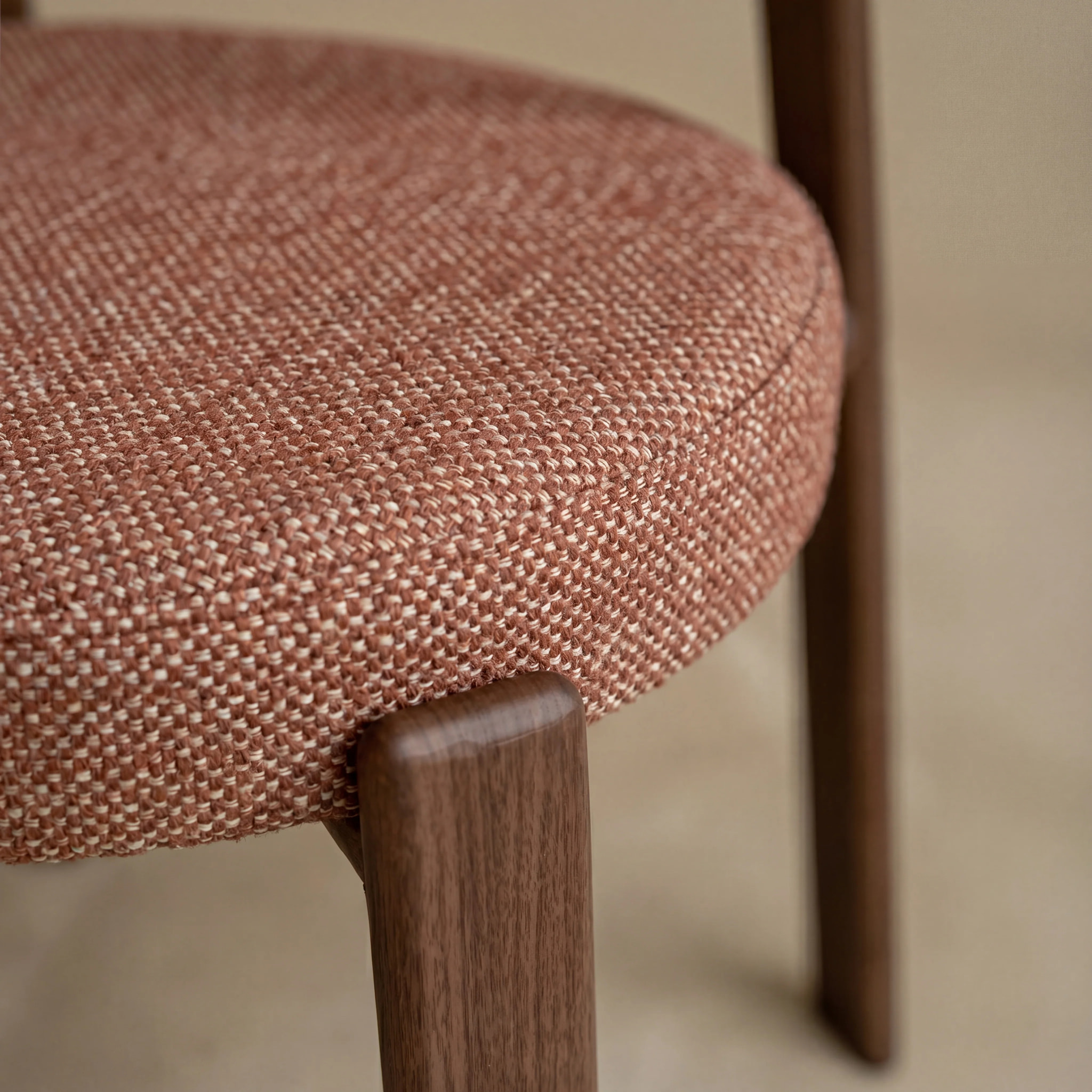 Lot de 2 chaises en tissu texturé brun canelle, pieds en métal - Aura