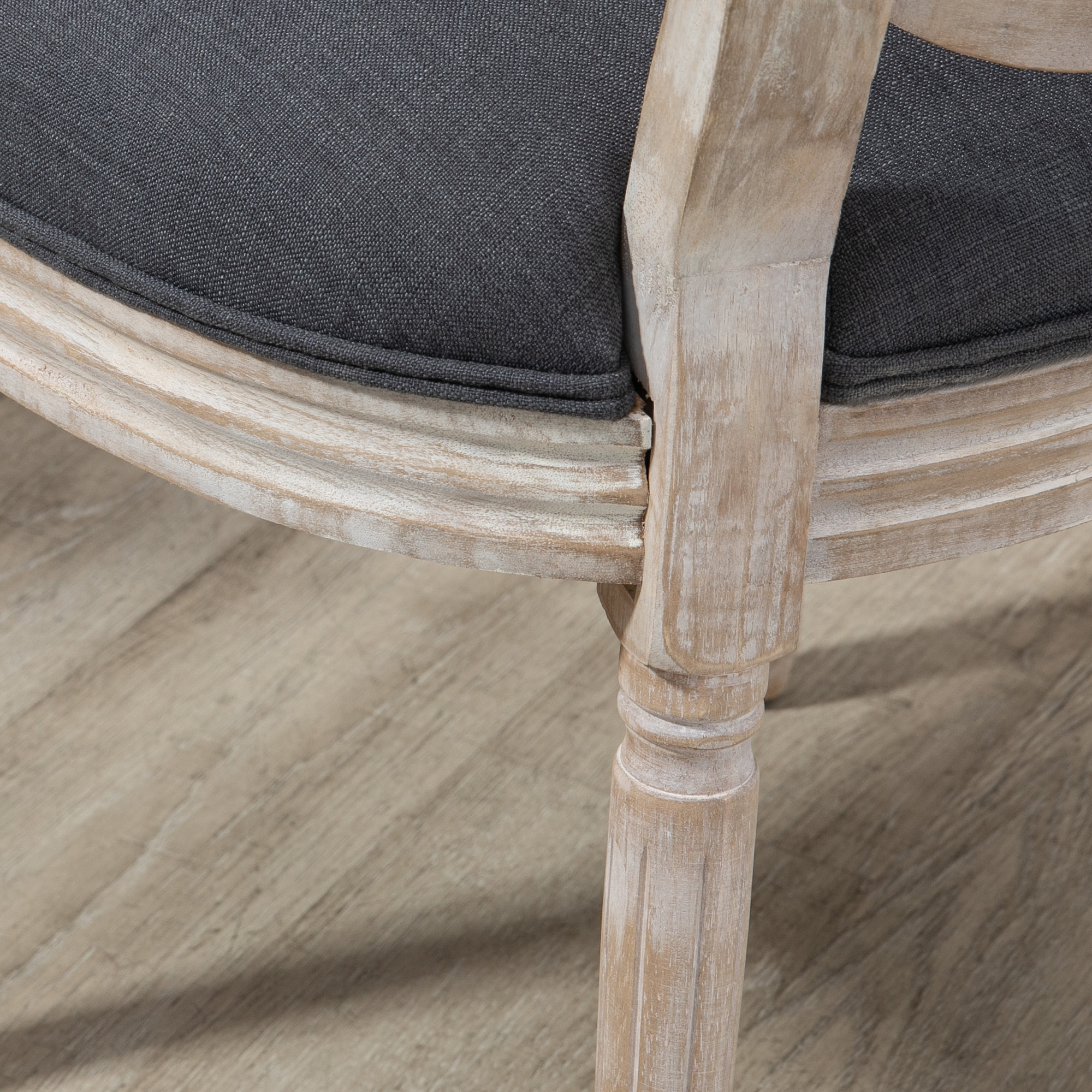 Lot de 2 chaises de salle à manger - chaise de salon médaillon style Louis XVI - bois massif sculpté, patiné - dossier cannage - aspect lin gris