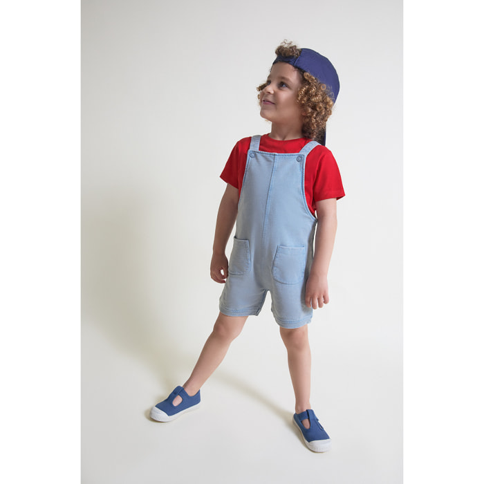 Conjunto de camiseta lisa y peto corto estilo vaquero con bolsillos frontales tipo overol | Color: Azul medio | Street Monkey