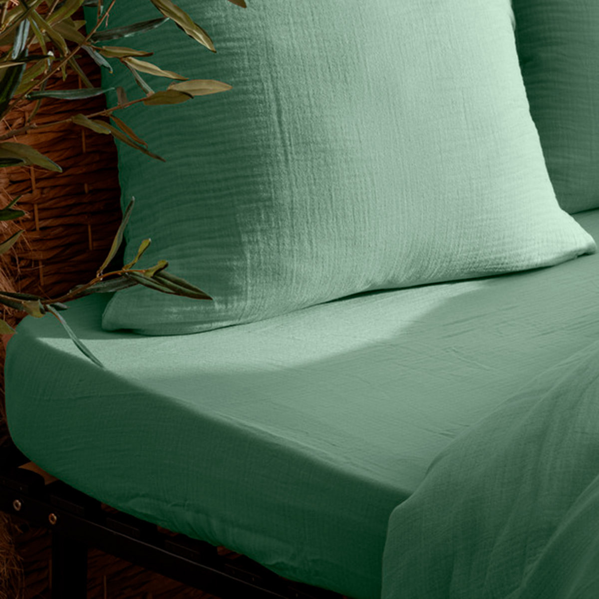 Drap housse "Flora" gaze de coton vert céladon 140x190cm