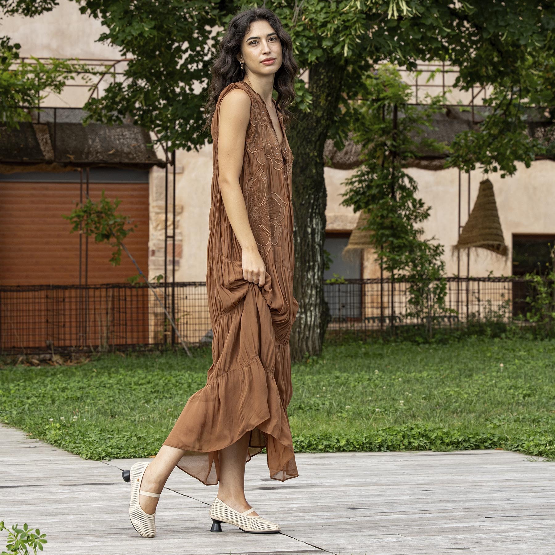 Zapatos con tacón N694R NAPPA PERFORADA BLACK/ ALMA color Black