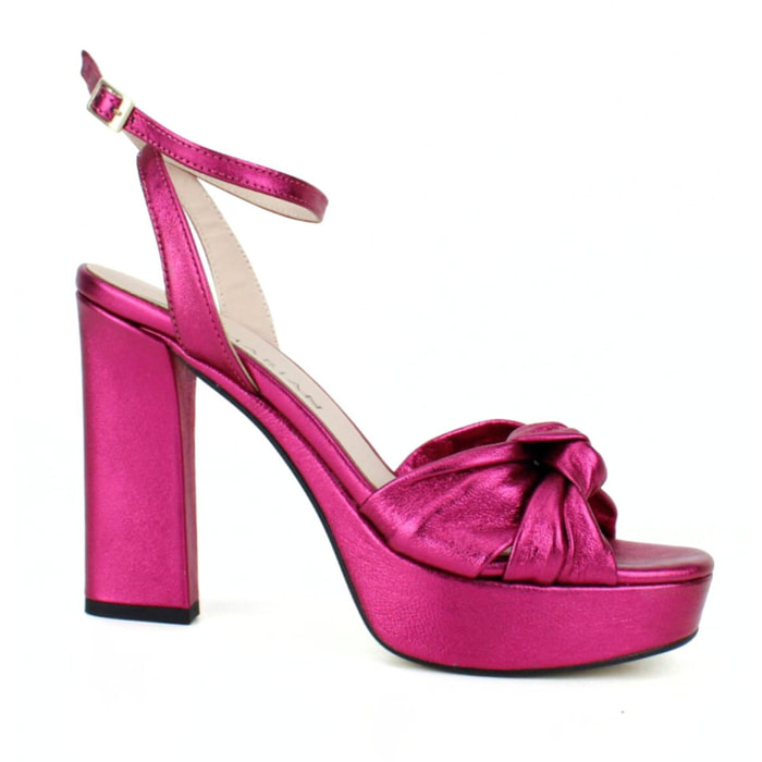 Sandalia plataforma en color fucsia. Tacón 9 cm
