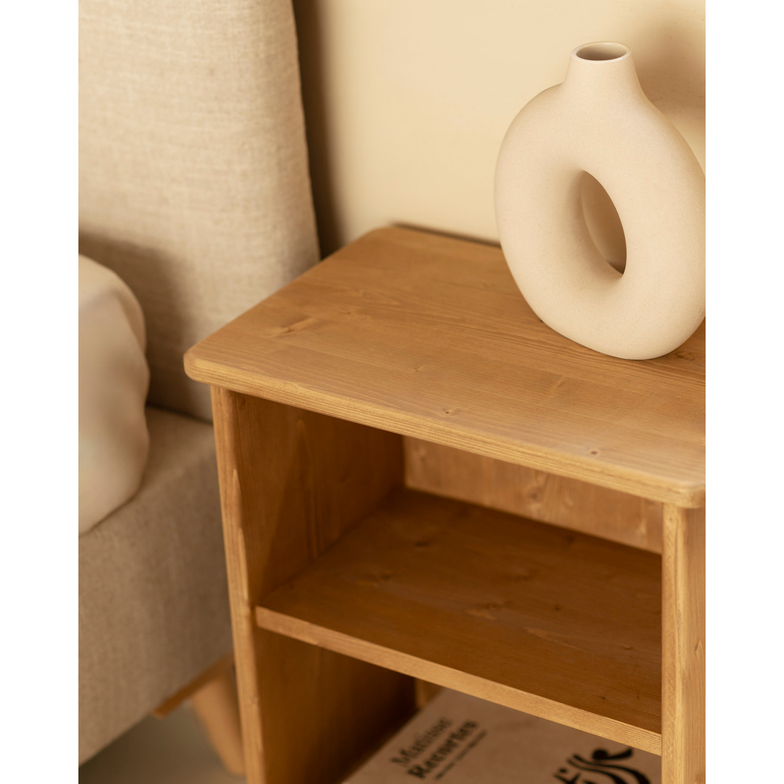 Mesita de noche de madera maciza en tono roble medio de 50x42cm Alto: 50 Largo: 42 Ancho: 27