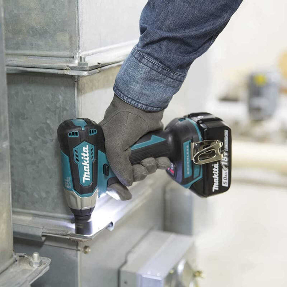Atornillador de impacto MAKITA 18 V Li-Ion 3 Ah 180 Nm - 2 baterías, cargador, maletín - DTW181RFJ