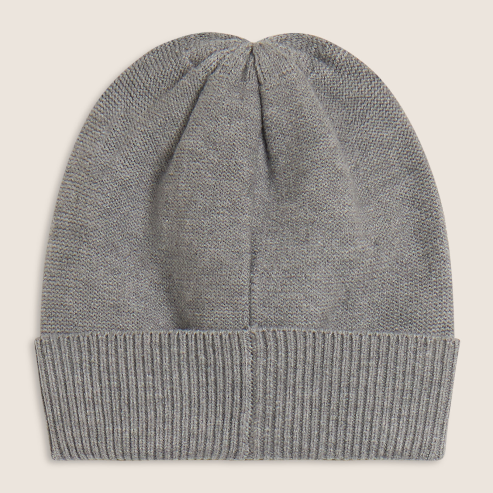 Berretto in maglia con treccia decorativa