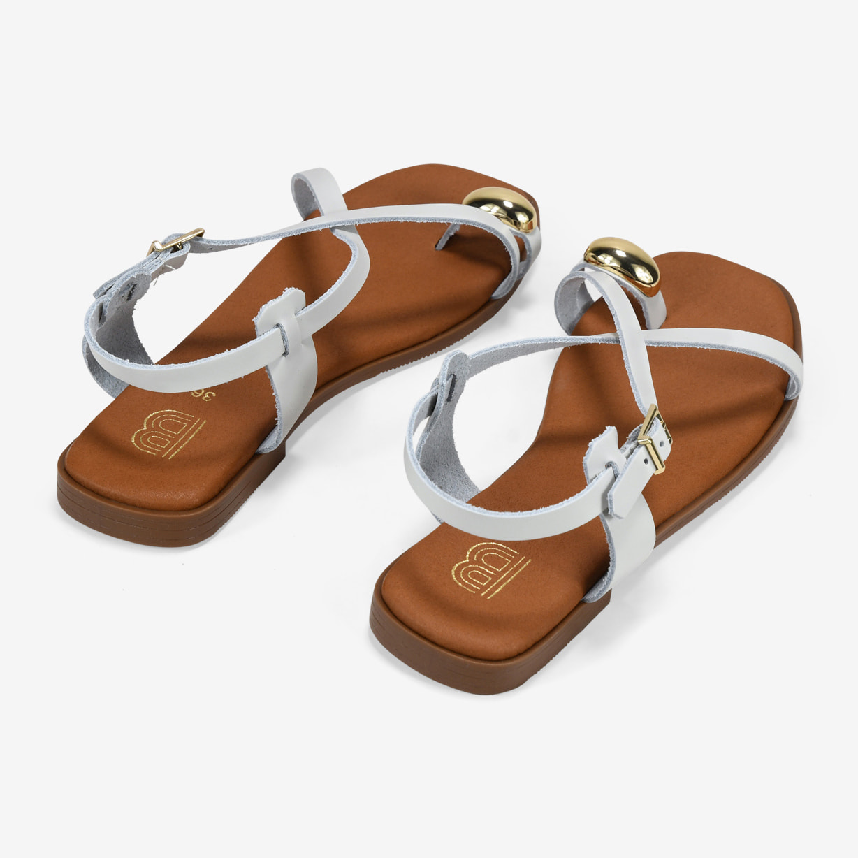 Sandalias de dedo blancas en piel con adorno metálico