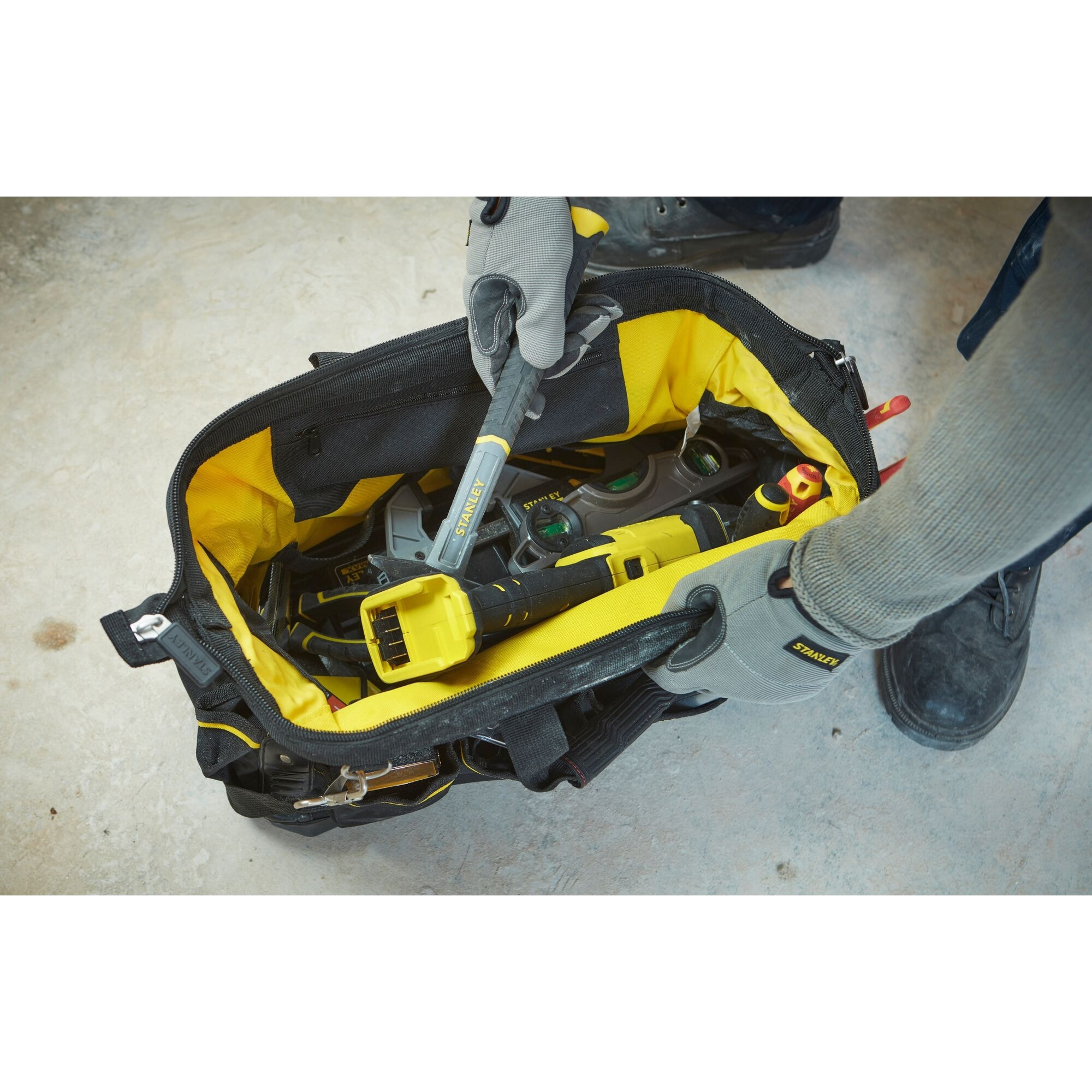 Sac à outils 45 cm Base rigide et résistante à l'eau avec bandoulière solide STANLEY FATMAX 1-93-950