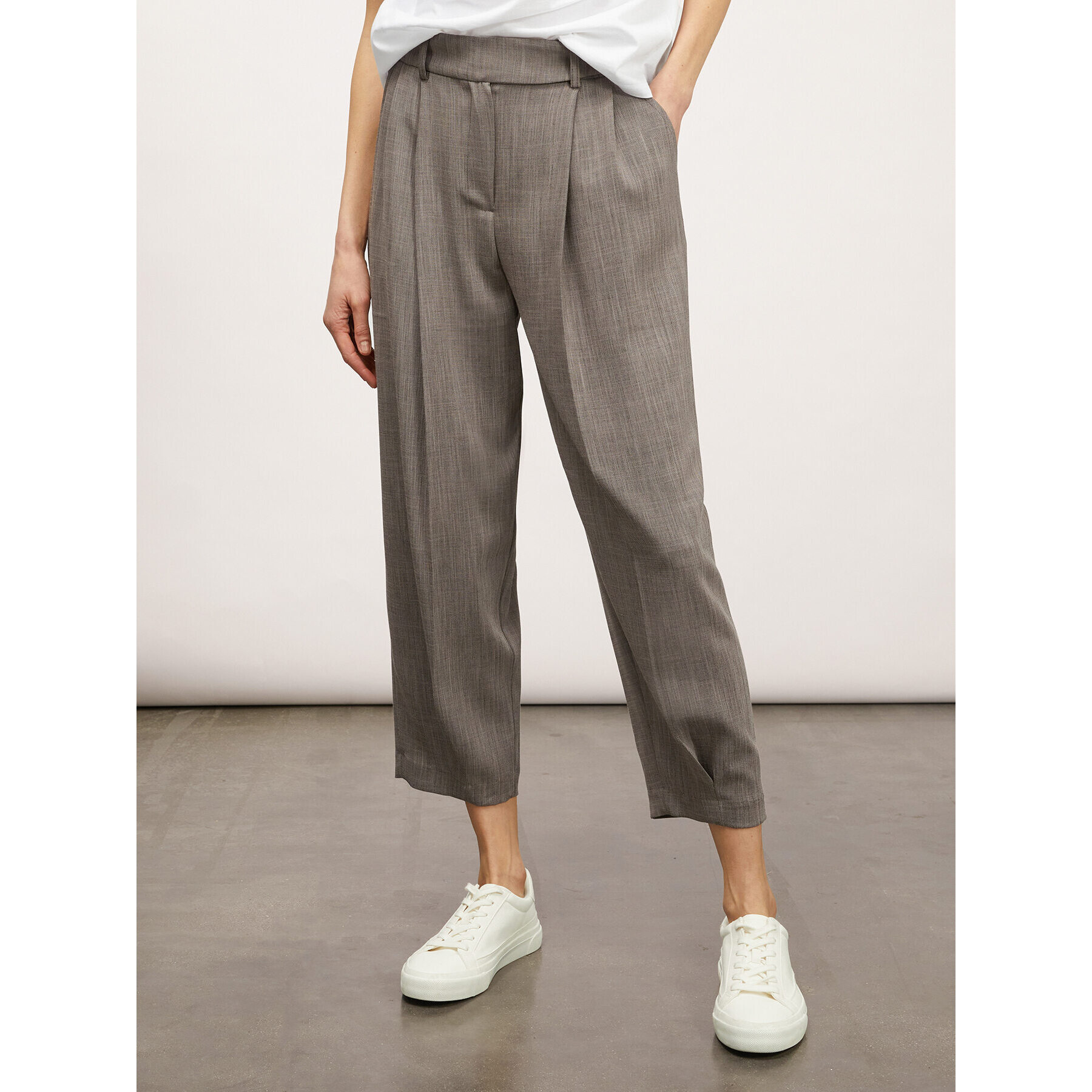 Motivi - Pantalones modelo zanahoria con pliegues - Gris