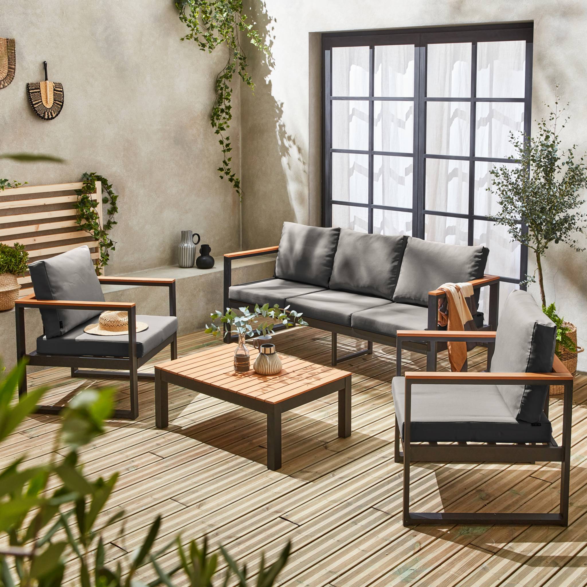 Salon de jardin 5 places en aluminium et eucalyptus – NAZCA – Structure noire. Coussins gris foncé