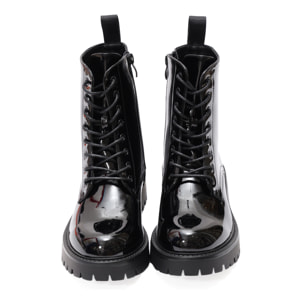 Anfibi in simil pelle verniciata con stringhe