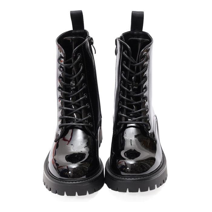 Anfibi in simil pelle verniciata con stringhe