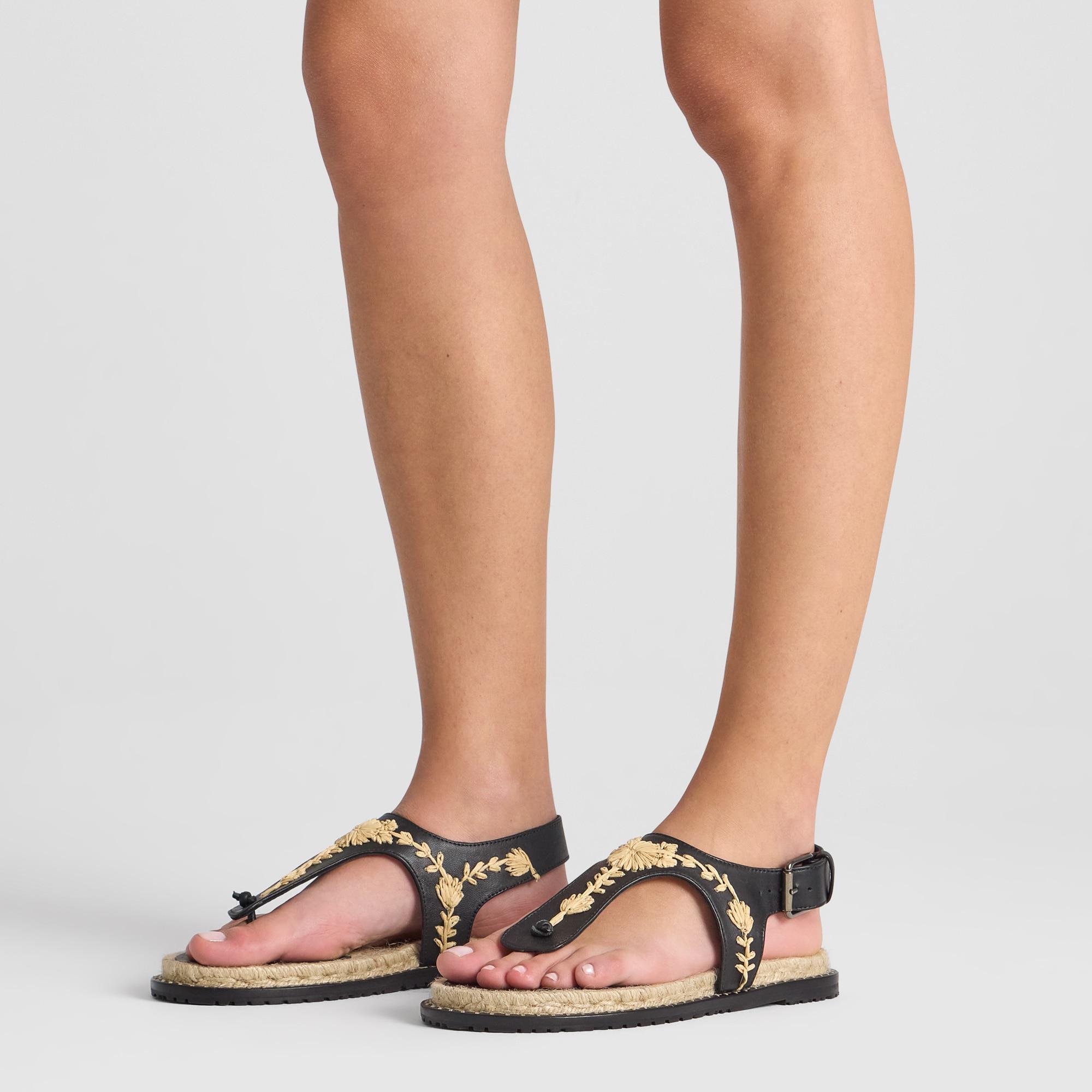 Sandalia de dedo Pedra plana en napa con motivos florales bordados y hebilla