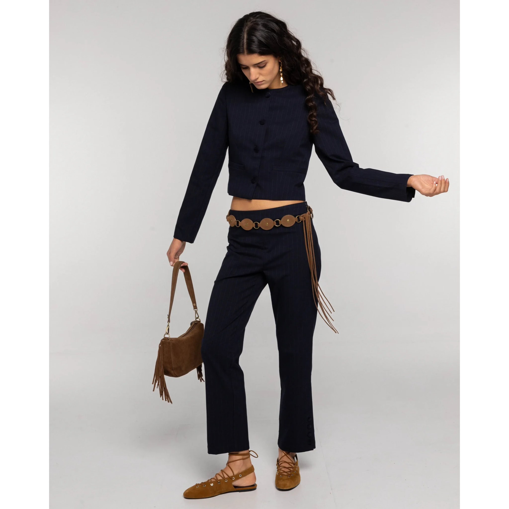 Pantalón de vestir  estilo traje con aberturas laterales y 5 botones en el bajo de mujer