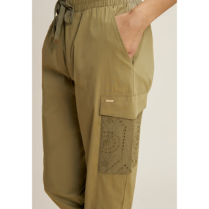 Pantaloni cargo in popeline con ricami Sangallo sulle tasche