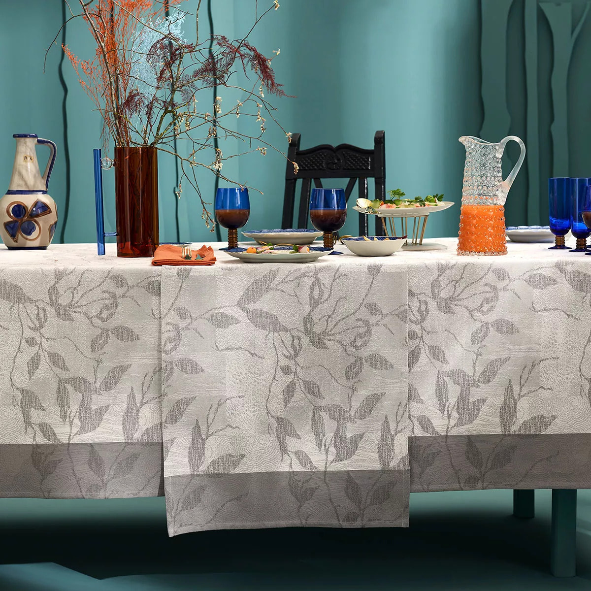 Chemin de table pur coton 220 g/m² motif jacquard gris anthracite Mille prunus silver