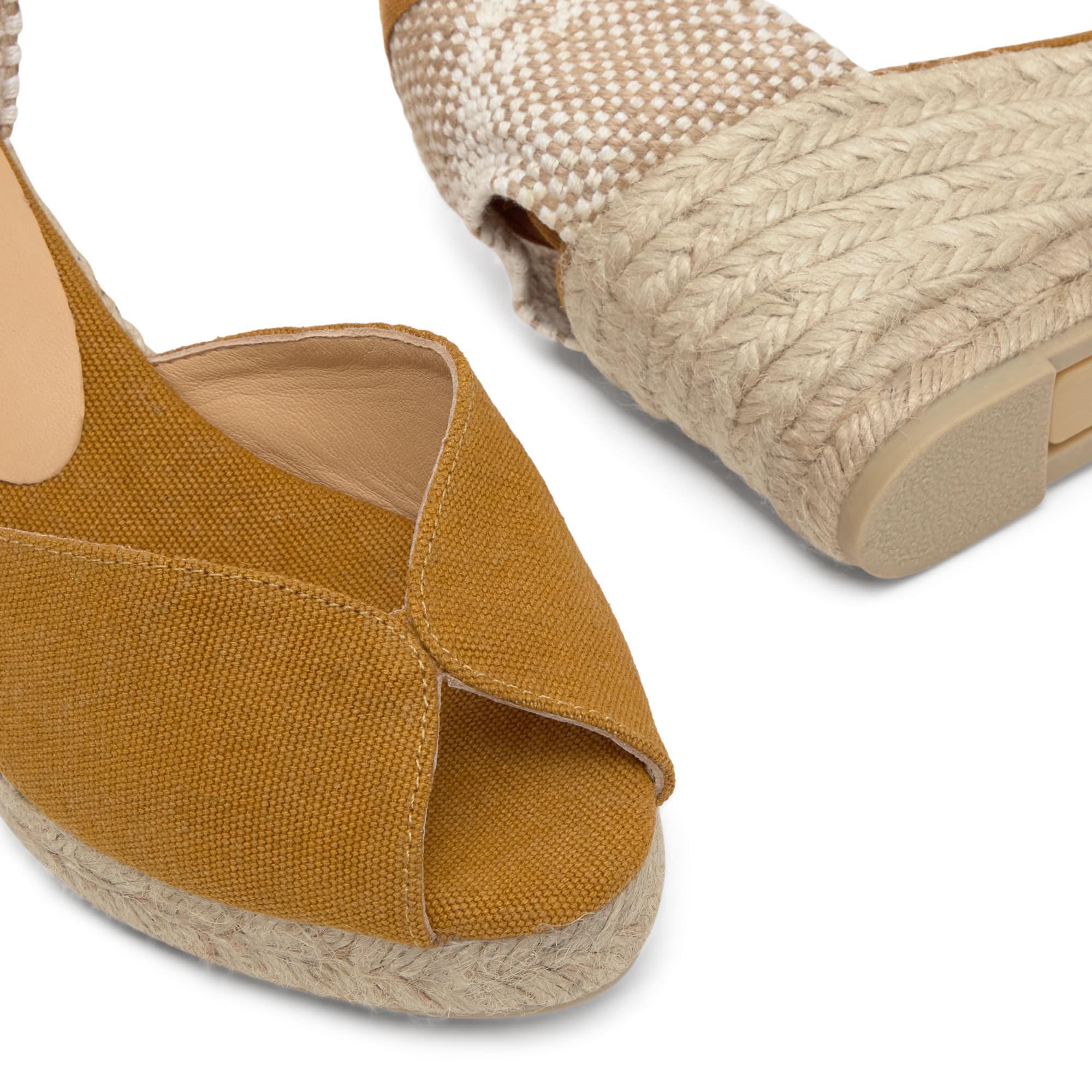 Sandalia de cuña Bilina estilo peep-toe en algodón orgánico lavado