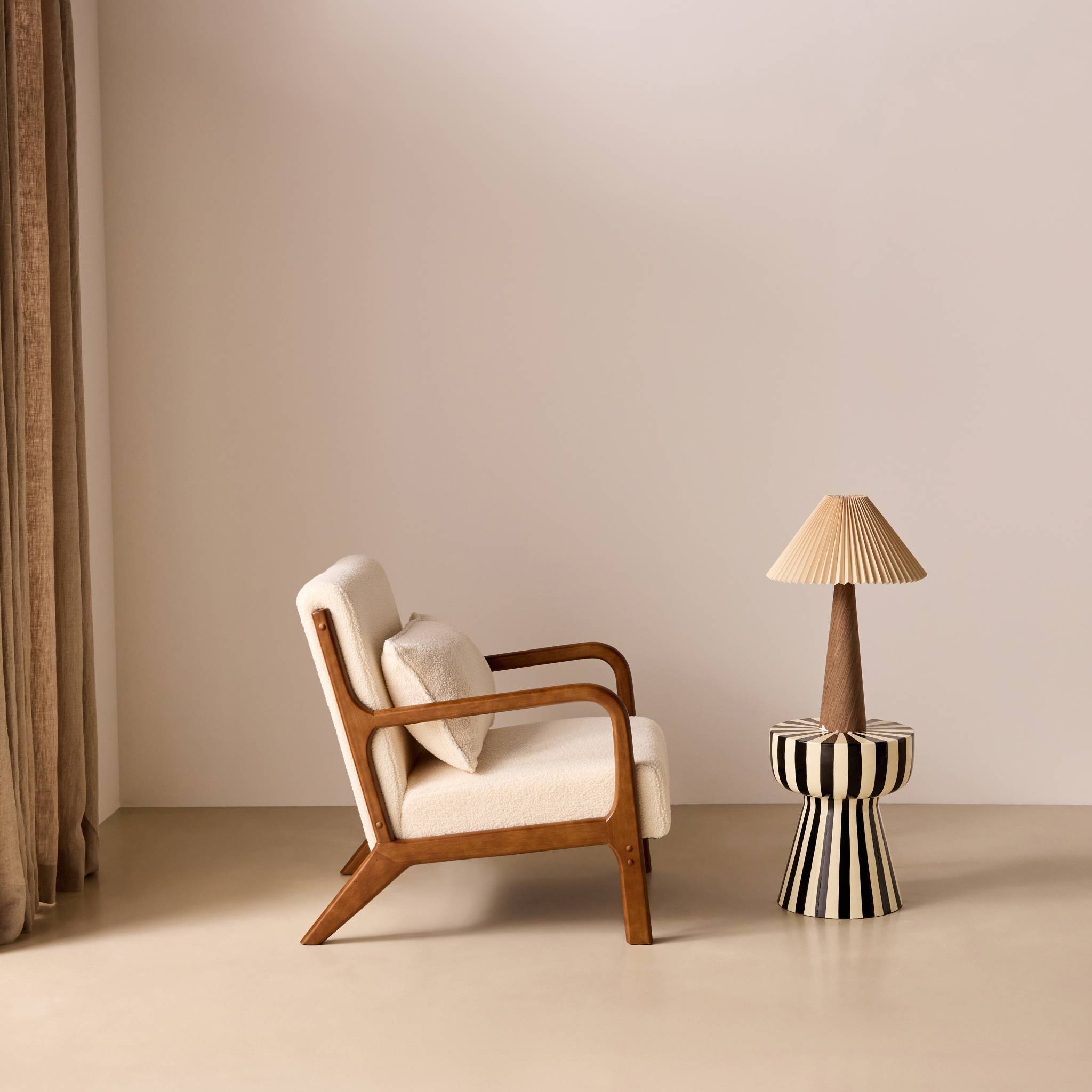 Fauteuil scandinave bois d'hévéa teinté noyer clair et bouclette LORENS