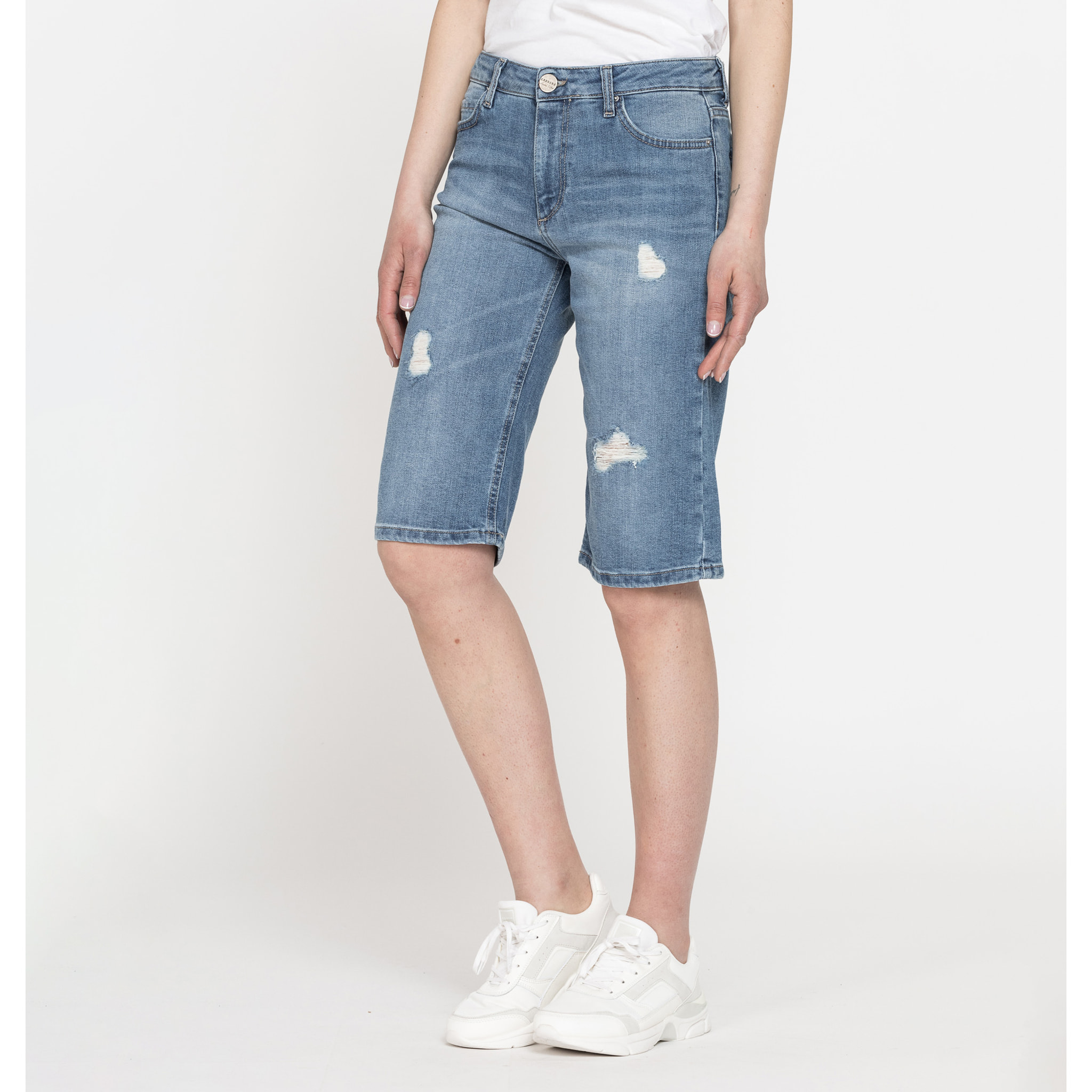 BERMUDA IN DENIM LEGGERO CON STRAPPI 100% COTONE. Vita regolare.