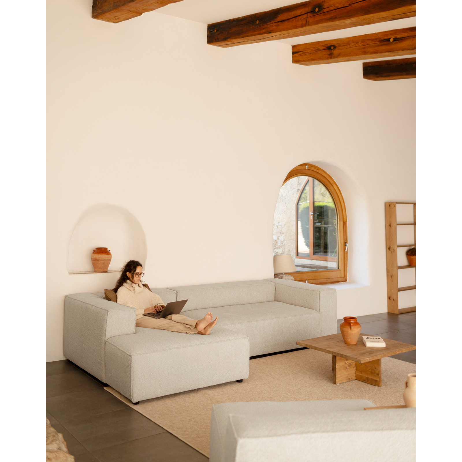 Sillón de bouclé color gris claro de 110x90cm Alto: 70 Largo: 110 Ancho: 90