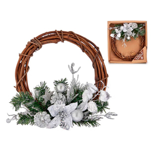 Corona decorativa navideña con estrella y bolas plateadas.