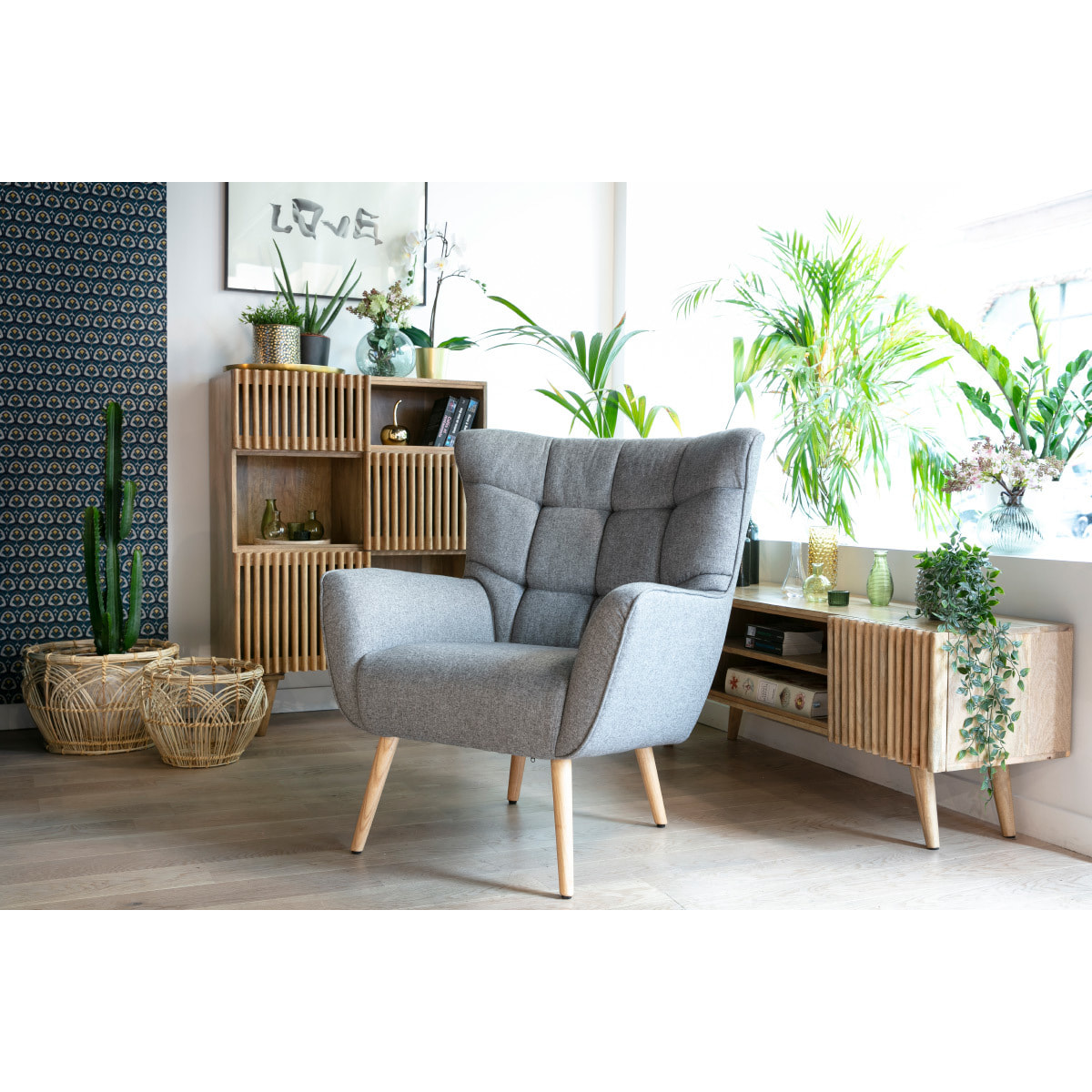 Fauteuil scandinave tissu effet velours texturé vert foncé et bois clair AVERY