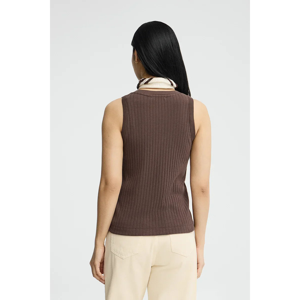 Camiseta sin mangas color chocolate de canalé y escote de pico con logo Polo Club