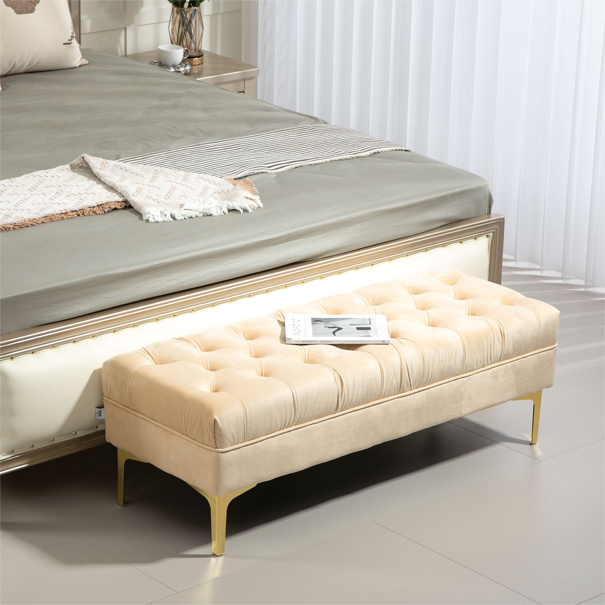 Banc banquette capitonnée style classique chic dim. 118L x 45l x 42H cm piètement métal doré velours beige