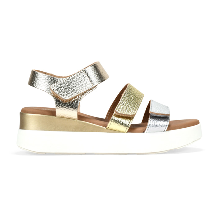 Sandalias metalizadas en piel con cuña