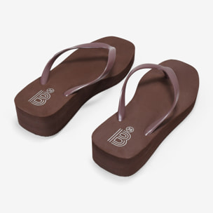 Sandalias de dedo marrones con cuña