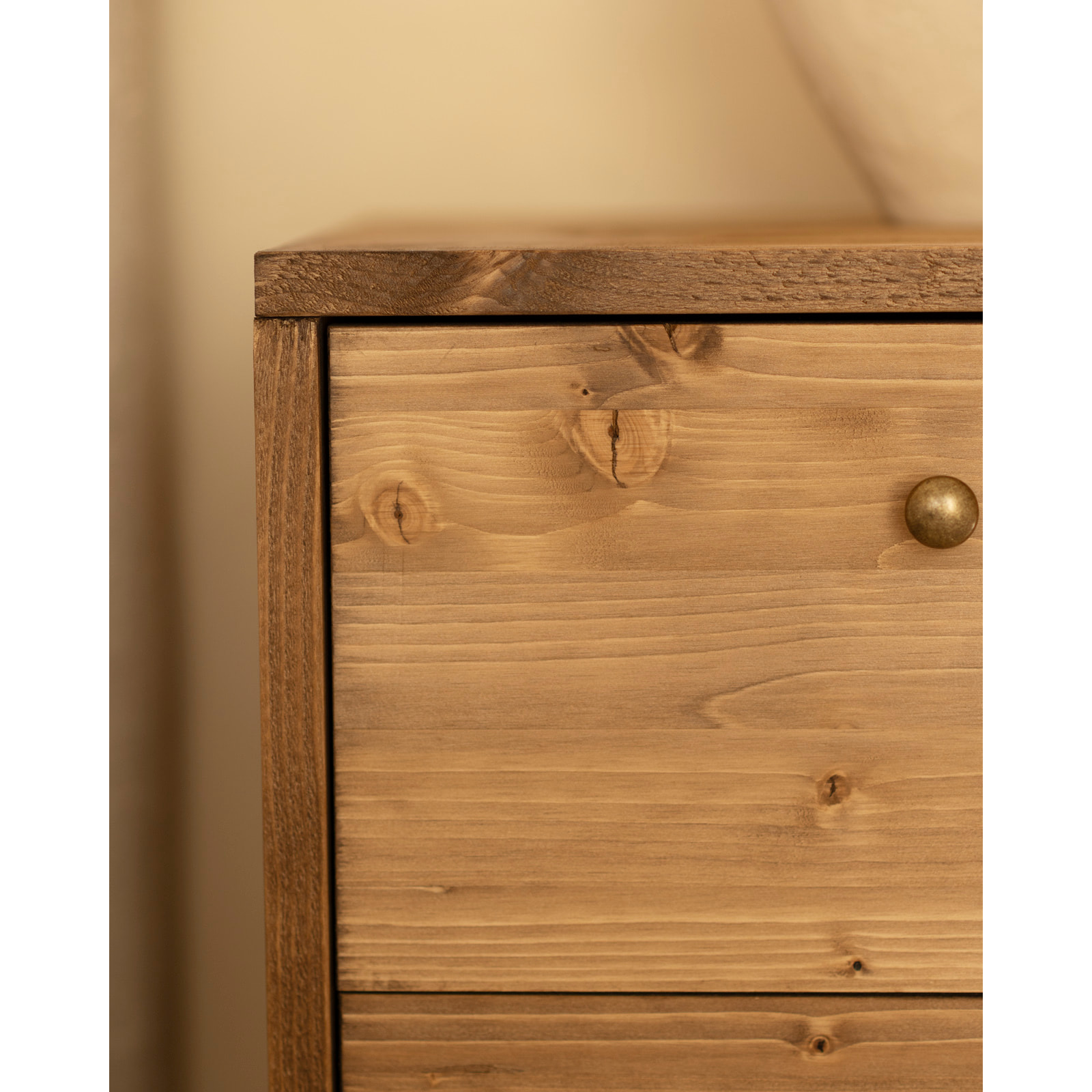 Mesita de noche de madera maciza con dos cajónes en tono roble oscuro de 51x38cm Alto: 50.5 Largo: 37.5 Ancho: 36
