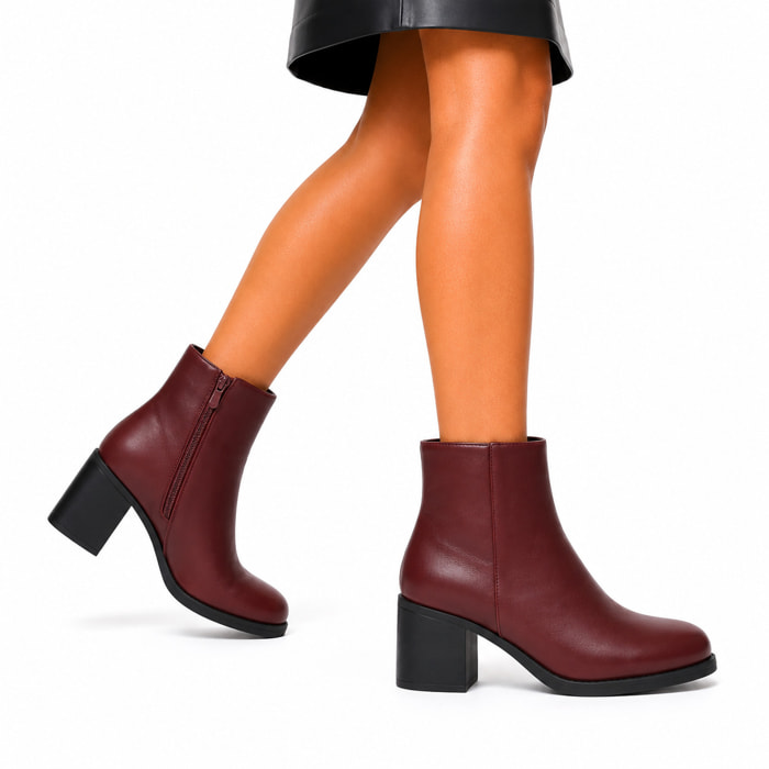 Stivaletto in simil pelle con tacco