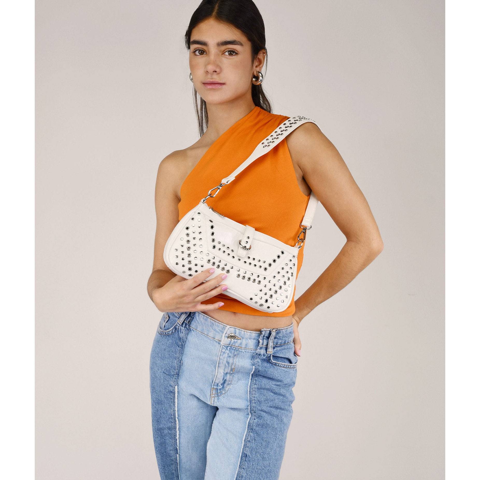 Bolso de hombro blanco con tachas