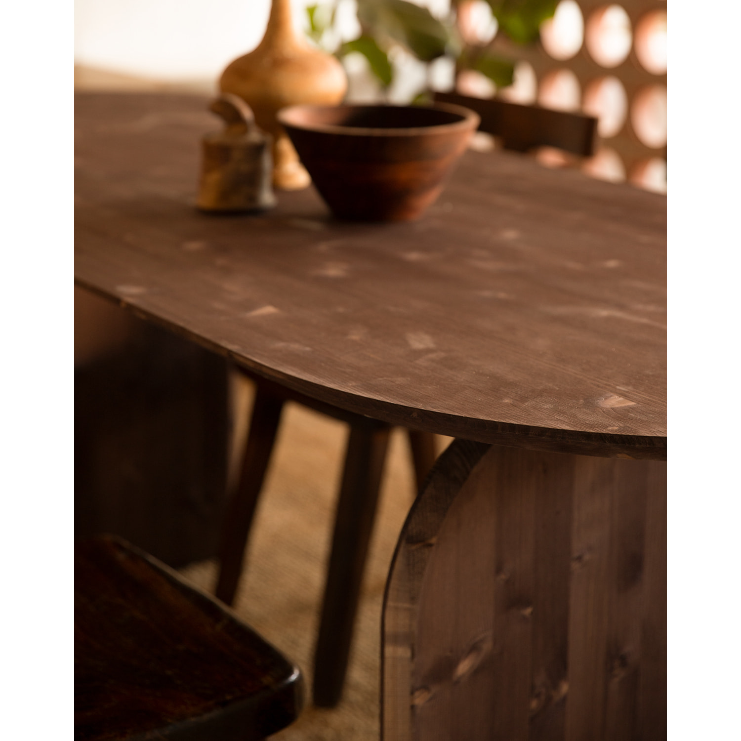 Table à manger ovale en bois massif ton noyer en différentes tailles
