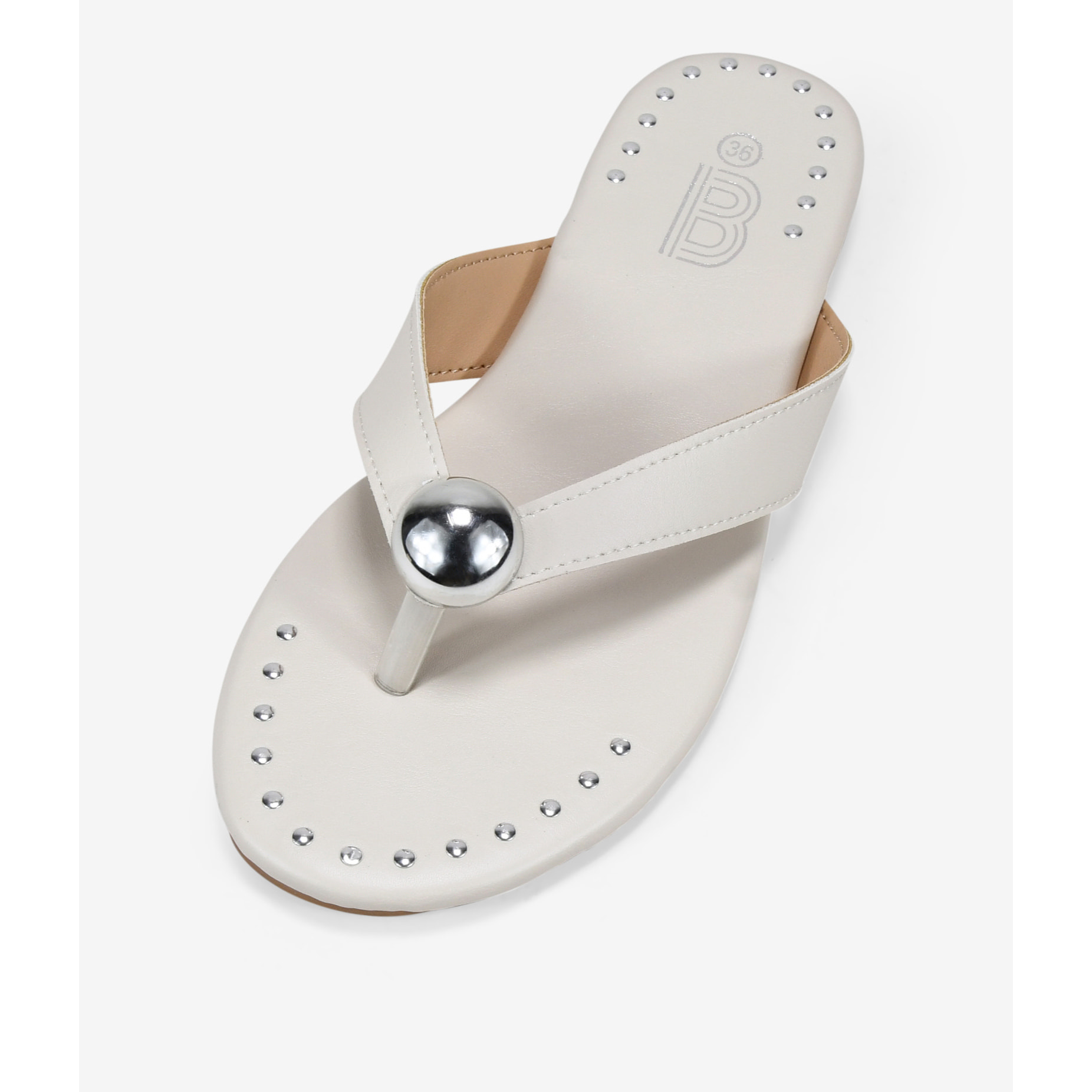 Sandalias de dedo beige planas con metal y tachuelas