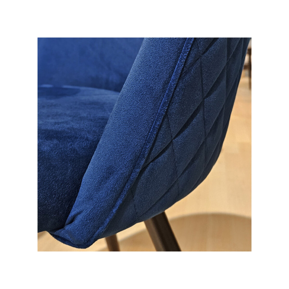 Chaise en velours dossier capitonné pieds métal Noir- SANSA