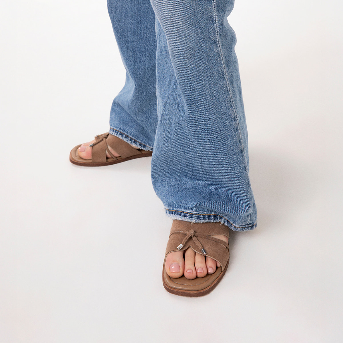 Sandalias planas taupe con elegancia casual