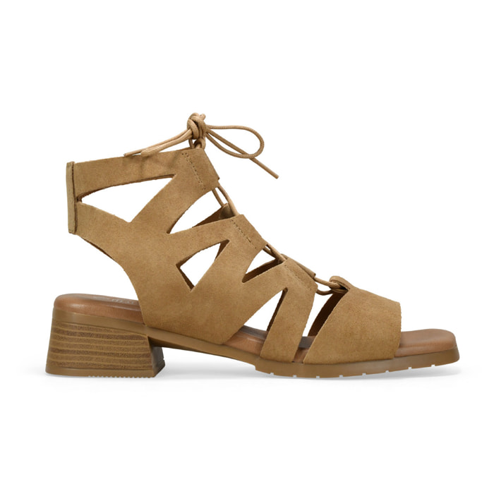 Sandalias piel arena con tacón y cordones