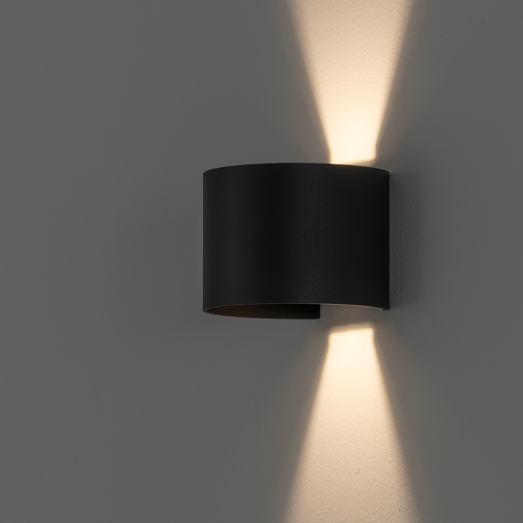 FORLIGHT Axis Round aplique exterior en forma oval con led en blanco cálido 3000K en color gris urbano
