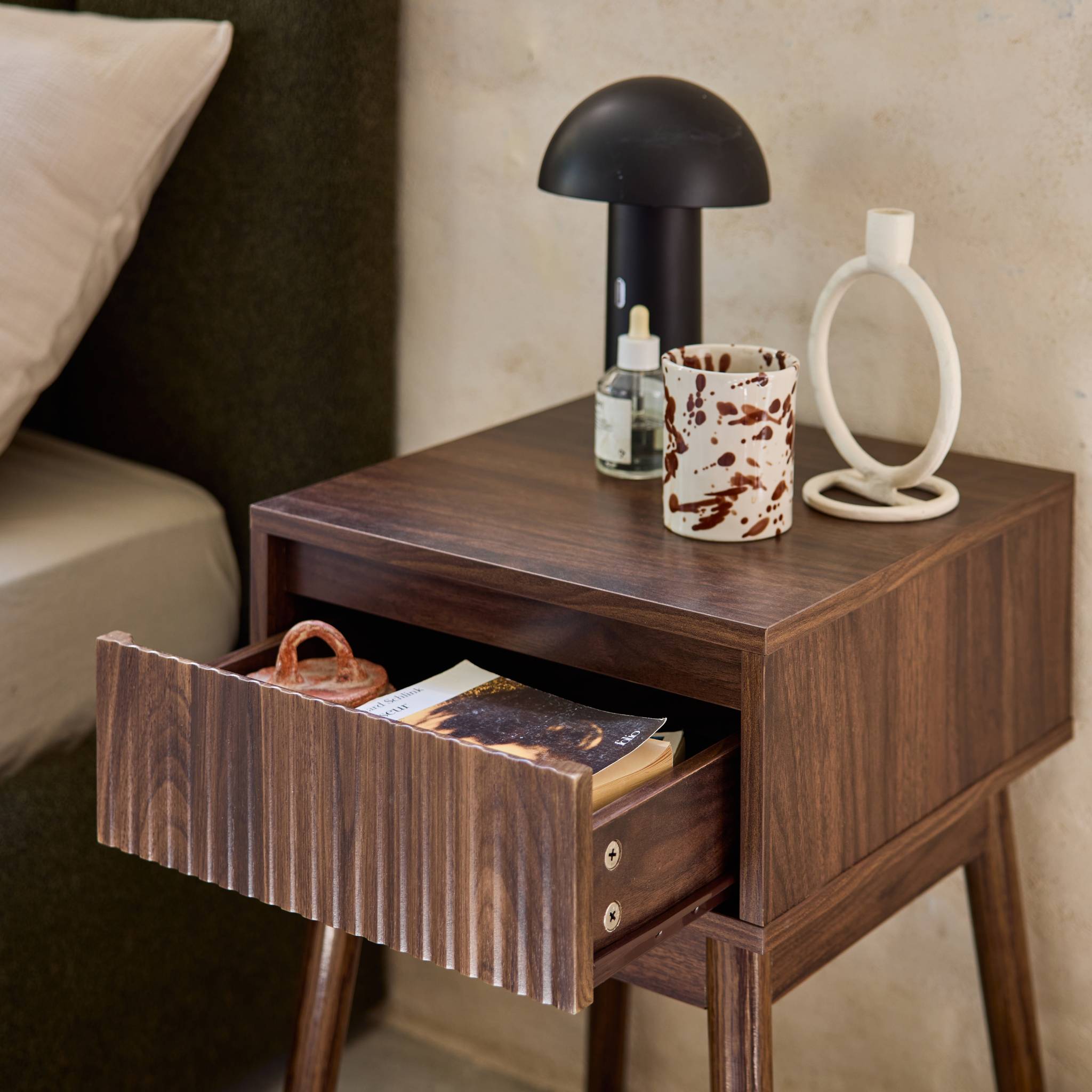 Lot de 2 tables de chevet avec un tiroir. Panneaux stratifiés couleur noyer. Pied en bois de sapin.  L 39 x 39 x H 55.4cm LINEAR