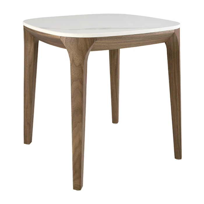 Mesa rincón cuadrada con tapa de mármol porcelánico blanco con vetas en gris en acabado brillo y patas de madera chapada en nogal natural 50x50x51cm