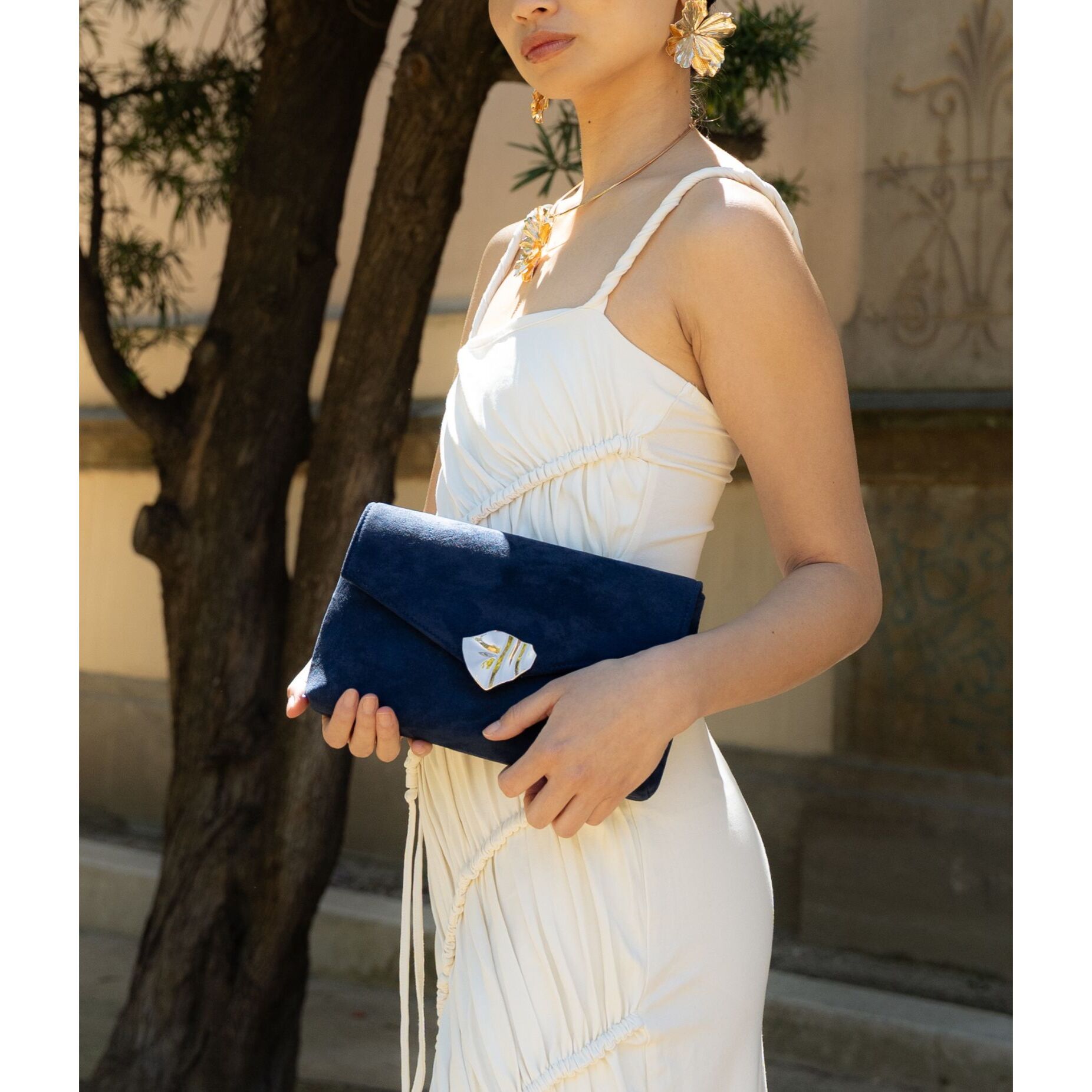 Bolso de mano azul marino con broche dorado