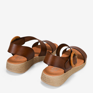Sandalias marrones en piel con cuña y hebilla de rafia