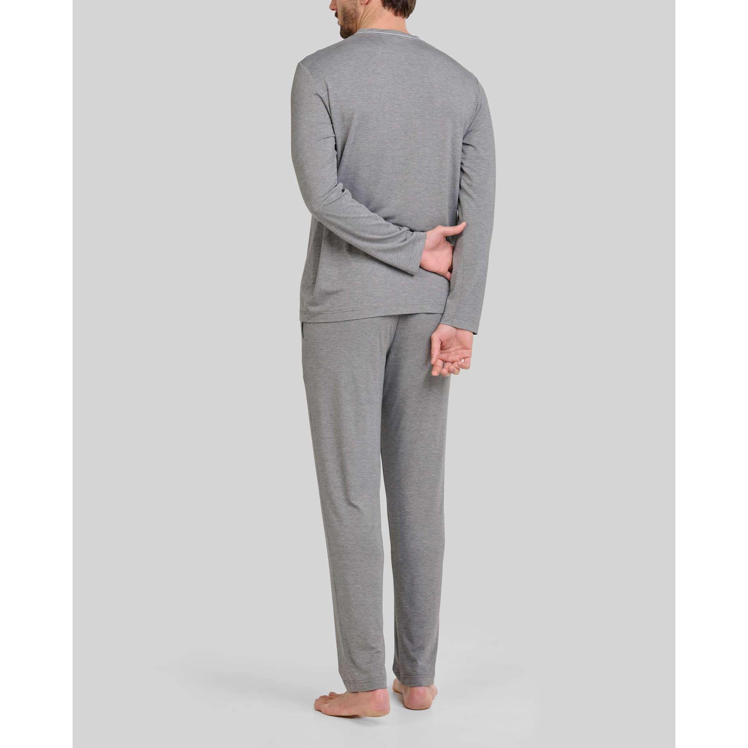Pijama hombre suave tejido, escote en pico, manga larga y pantalón largo con bolsillos laterales