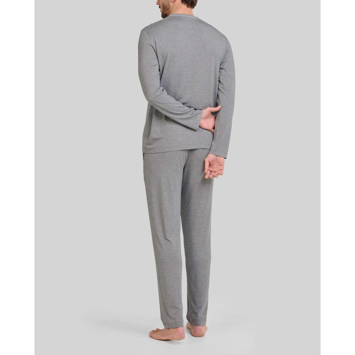 Pijama hombre suave tejido, escote en pico, manga larga y pantalón largo con bolsillos laterales