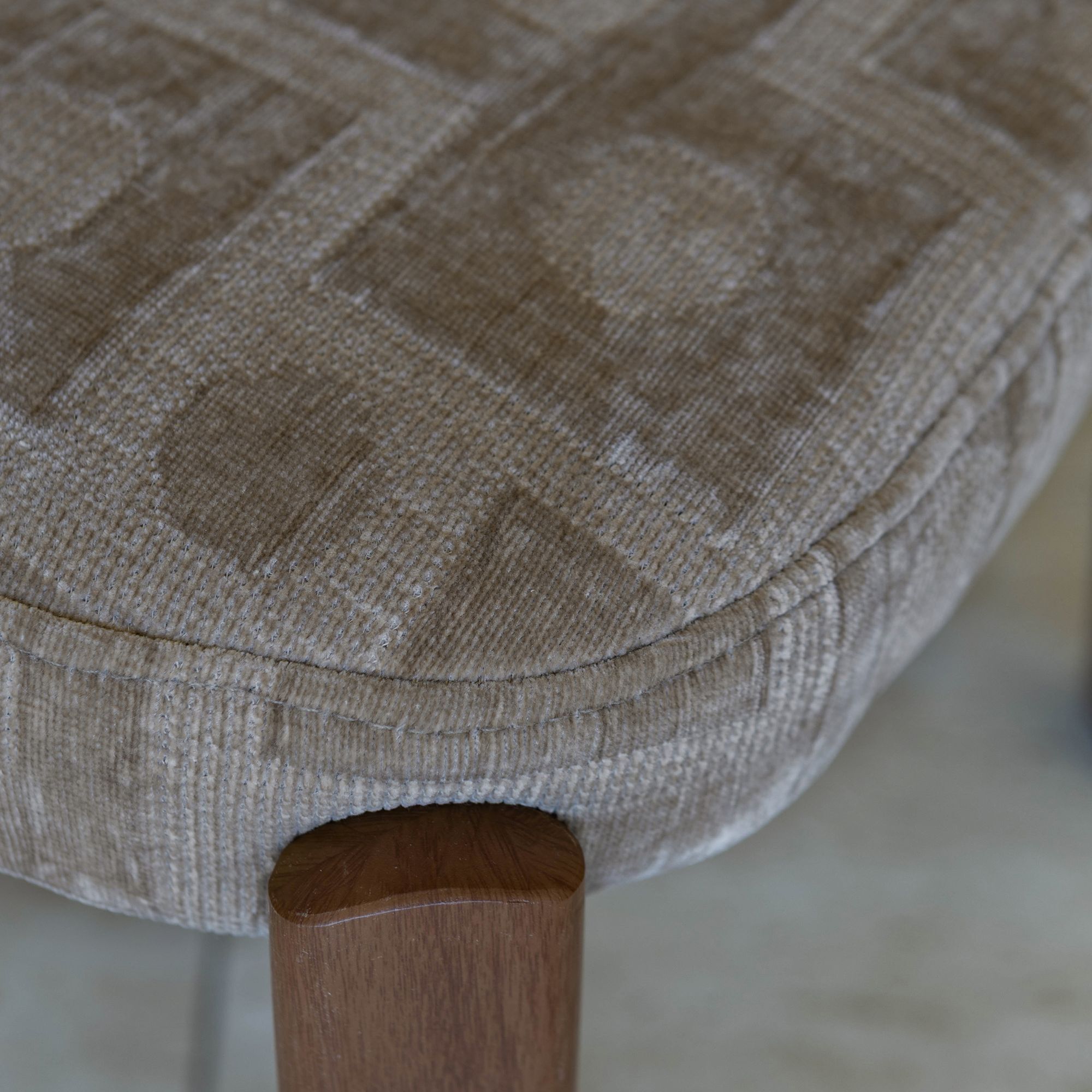 Lot de 2 chaises de table en tissu et bois taupes SUZIE